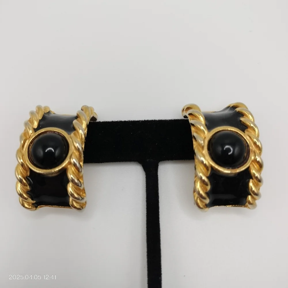 Women's Swirl Gold Tone and Black Enamel Clip On Earrings Luxury Formal Classic - Picture 2 of 11